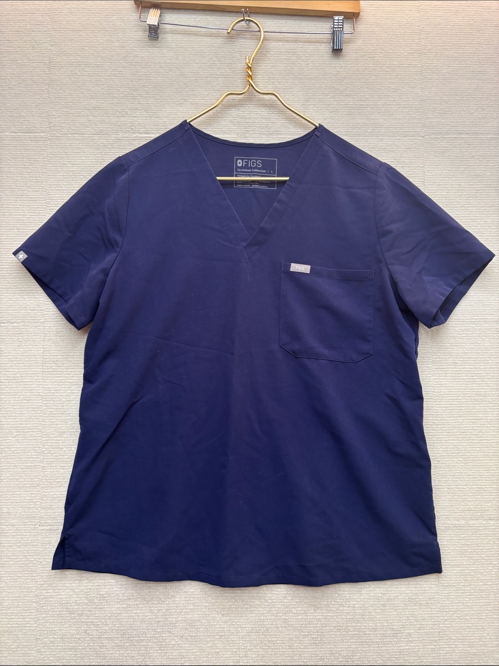 FIGS large Navy Short Sleeve V-Neck Scrub Top